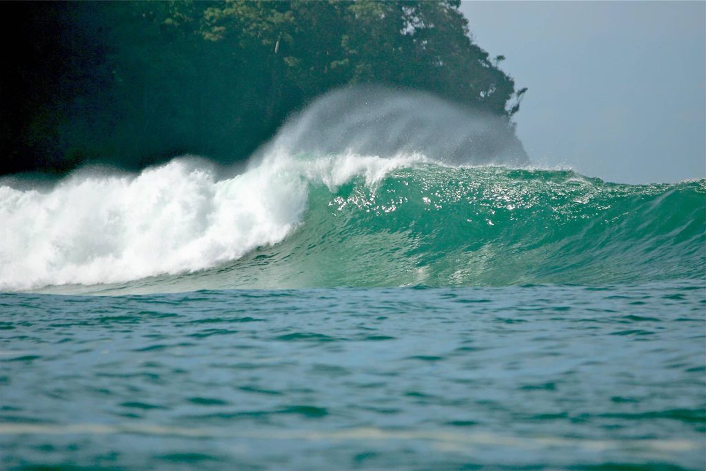 manuel antonio costa rica surfing